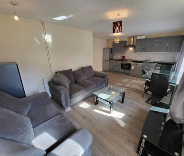 4 bedroom semi-detached house to rent - Photo 3