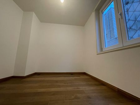Heel mooi gerenoveerd appartement met twee slaapkamers. Tijdens de renovatie is veel aandacht besteed aan het behouden en versterken van de authentieke stijl van het gebouw. - Photo 2