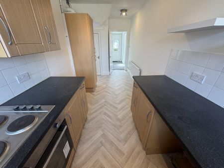 3 bedroom end of terrace house to rent - Photo 2