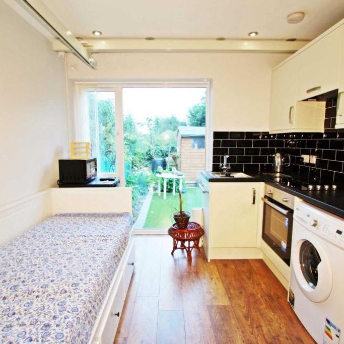 Studio to rent - Photo 1