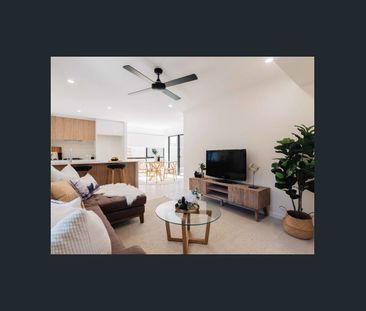 STUNNING 3 BEDROOM TOWNHOME IN SMALL BOUTIQUE COMPLEX - WITH DOUBLE... - Photo 1