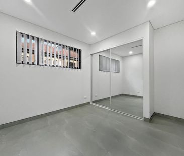 NEAR NEW 5 BEDROOM DUPLEX! - Photo 4