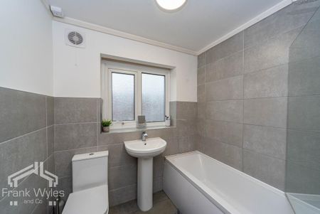 3 bedroom end of terrace house to rent - Photo 3