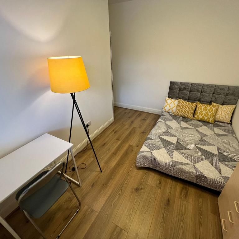 4 bedroom flat to rent - Photo 1