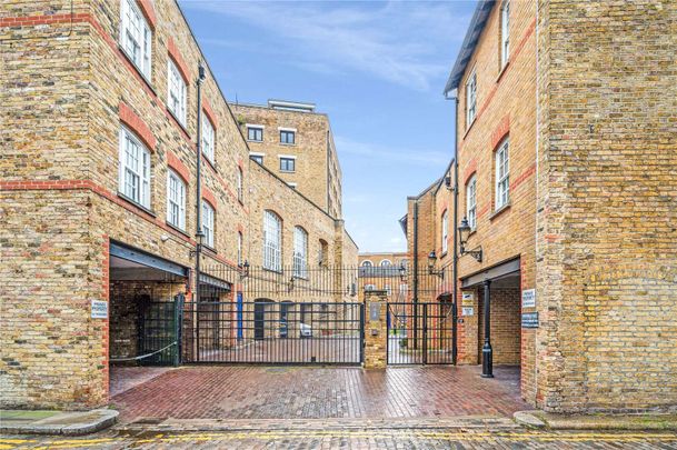 Bright and airy two bedroom duplex apartment in Bridewell Place in the heart of Wapping, E1W - Photo 1