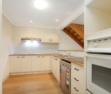 REFURBISHED TOWNHOUSE IN CARRARA'S HIDDEN GEM COMPLEX - Photo 5