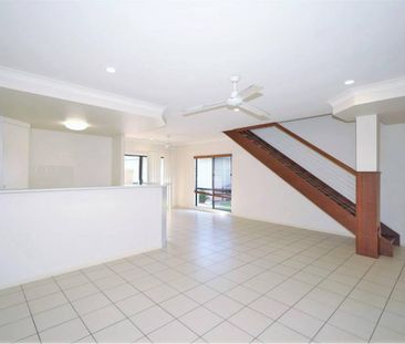 Large Townhouse in Gated Complex - Double Garage - Pool - Tennis Court - Photo 2