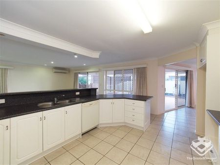 Big Beautiful 4 bedroom family house in most convenience location $750 pw available 3/10/2024 - Photo 3