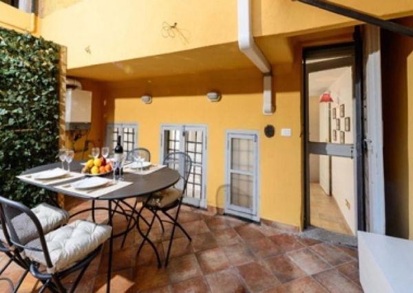 Center-Historic Jewish Quarter: Elegant apartment situated in beautiful Palazzo Nobiliare. Entrance, spacious living with original wood frescoed ceilings, large modern dining and kitchen, 4 bedrooms, 4 Baths, small terrace. #1527