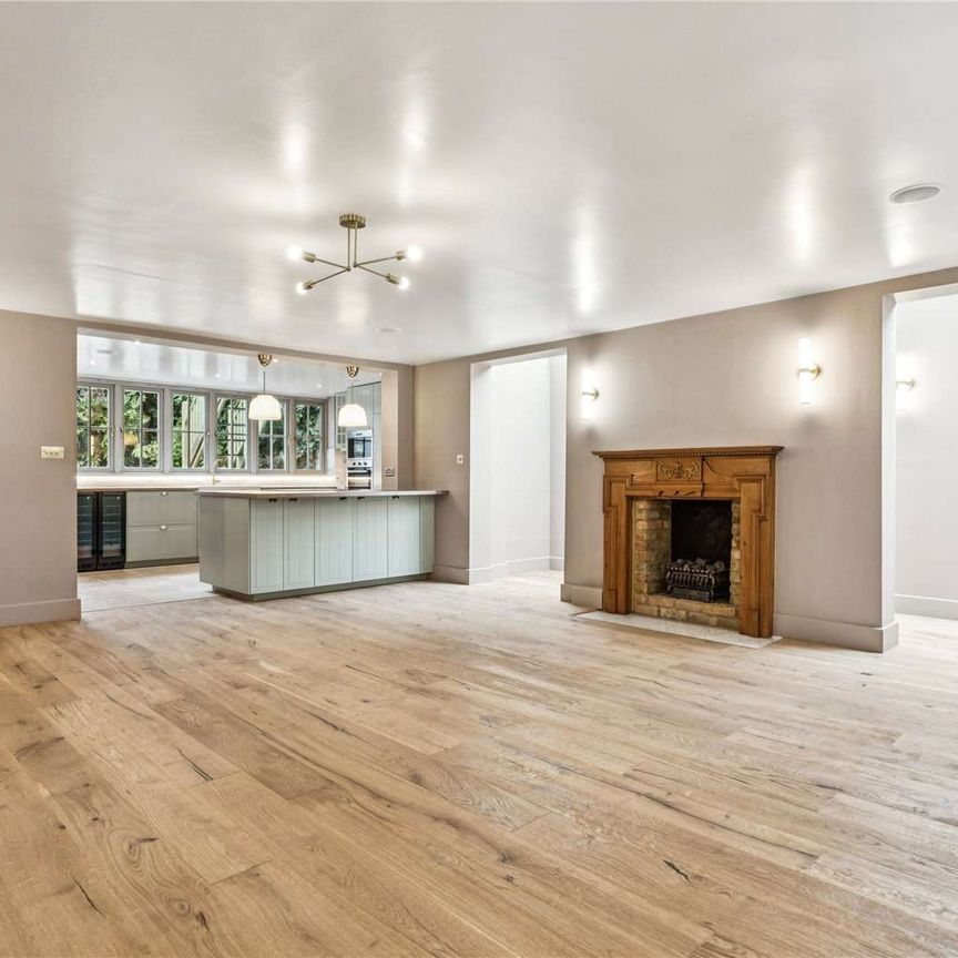 Beautifully renovated five bedroom school house conversion in Petersham - Photo 1