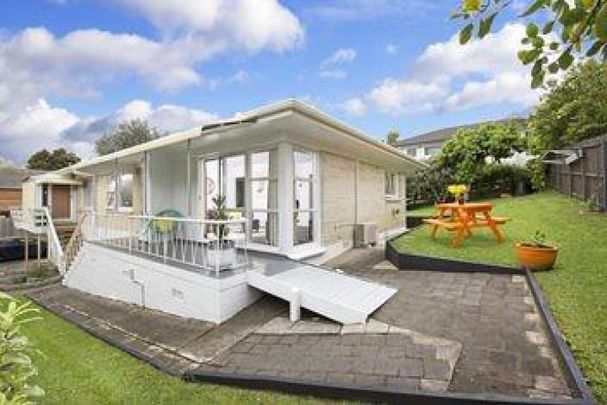 2 bedrooms with a single garage and 2 parking ... - Photo 1