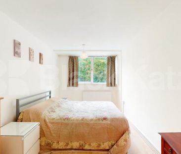 Stylish 2 Bed Split-Level Garden Flat in Prime W10 Location - Photo 6