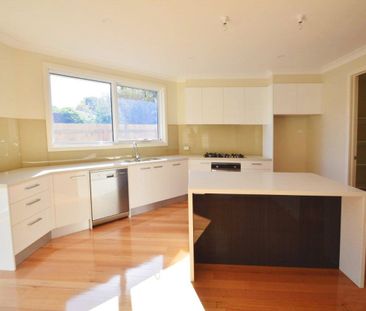 IMPRESSIVE TOWNHOUSE IN MOUNT WAVERLEY SCHOOL ZONE (STSA) - Photo 4