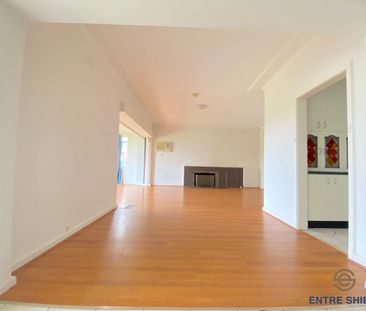 Peaceful House with 4 Bedrooms Located in Balwyn North - Photo 2