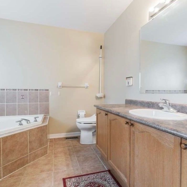 For Lease - 1640 Sarasota Crescent, Oshawa, Ontario - Photo 1