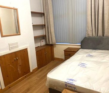 1 bedroom in a house share to rent - Photo 2