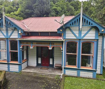 Spacious 6-Bedroom Family Home in Desirable Aro Valley, Wellington - Photo 2