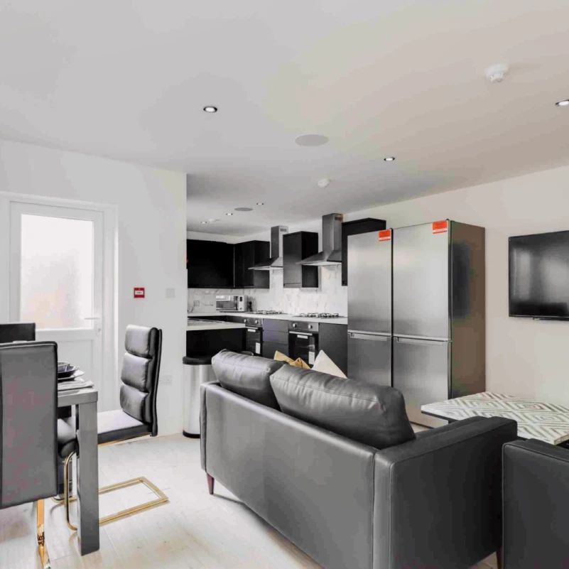 6 Beds 5 Baths - Photo 1