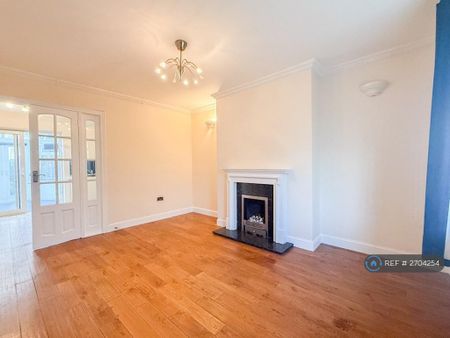 3 bedroom semi-detached house to rent - Photo 4