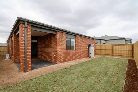 “Stunning Family Home in Berwick VIC!” - Photo 2