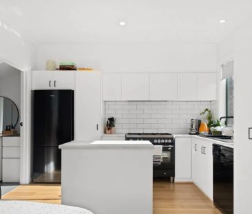 Modern, Light-Filled 3-Bedroom Home in Prime Location - Photo 1