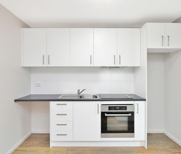 Split Level Apartment / Villa - ACCESS VIA FRAMPTON LANE - Photo 3