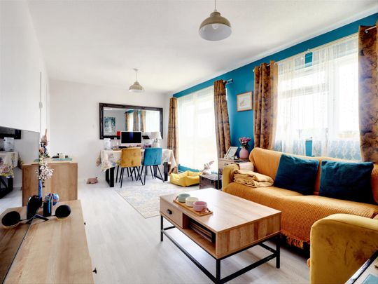 2 Bedroom Flat / Apartment to let - Photo 1