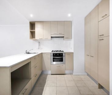 Spacious one bedroom ground floor garden apartment - Photo 4