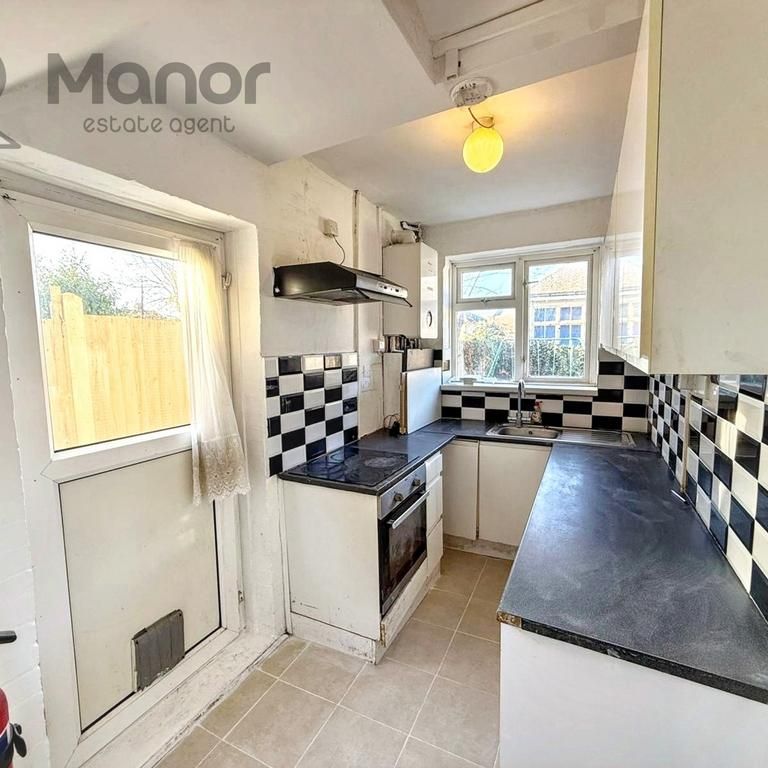 3 bedroom semi-detached house to rent - Photo 1