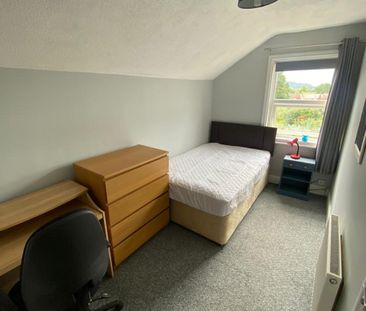 6 bedroom, 2 en-suite house - Photo 4