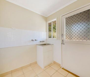 :: BREAK LEASE - NEAT AS A PIN, 3 BEDROOM FAMILY HOME - Photo 4