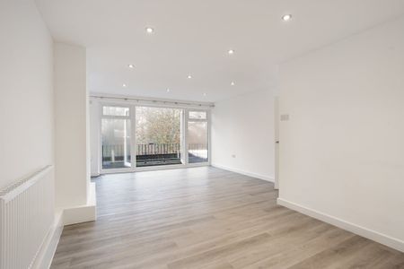 3 bedroom flat to rent - Photo 4