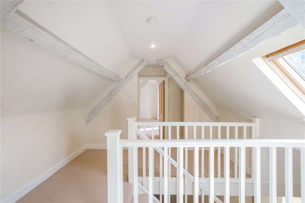 Charming three bedroom cottage in the desirable village of Winson. - Photo 1