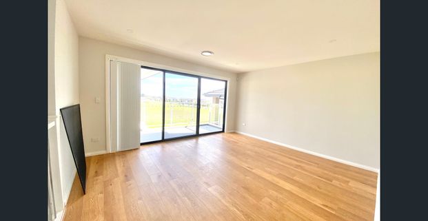 4 BEDROOM HOME WITH GUEST/PARENTS' ROOM AND BATHROOM DOWNSTAIRS. - Photo 1