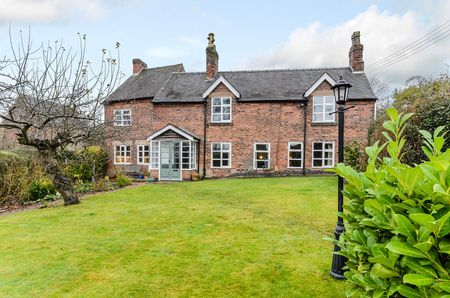 Three Bedroom House with Enclosed Garden in Idlylic Village of Dale Abbey, Ilkeston, Close to Cities - Photo 2