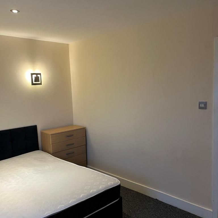 1 bedroom in a house share to rent - Photo 1