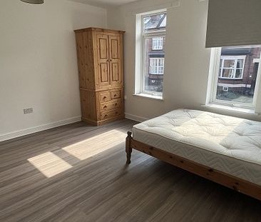 Spacious 5-Bedroom Renovated Property Near Ecclesall Road â€“ Ideal... - Photo 2