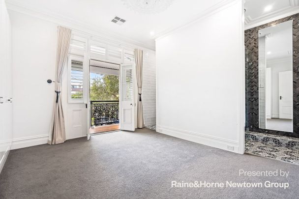 Substantial 3 bed terrace in premier street location - Photo 1