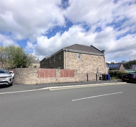 4 bed semi-detached house to rent in Leyland Road, Burnley, BB11 - Photo 4