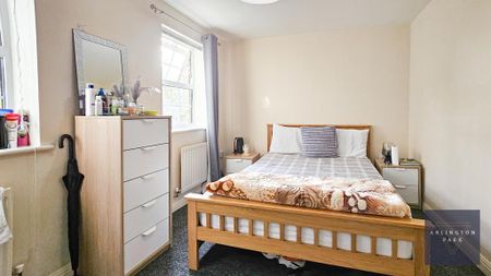 1 bedroom in a house share to rent - Photo 2