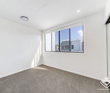 Morden townhome in great central location! - Photo 1