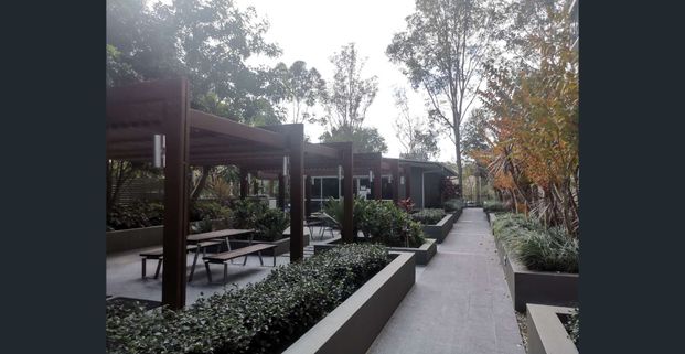 Modern Luxurious 1 Bedder + Study Apartment - Close to Everything! - Photo 1