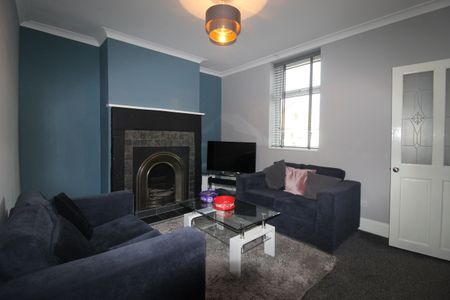 Large double room in shared house in Morley - available soon! - Photo 4