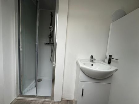 Three bedroom two bathrooms ideal for working families- - Photo 4