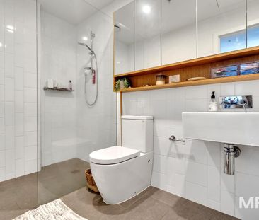 Chic apartment with study nook - Photo 6