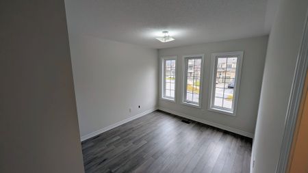 For Lease - 10 Moore's Court, Markham, Ontario - Photo 3