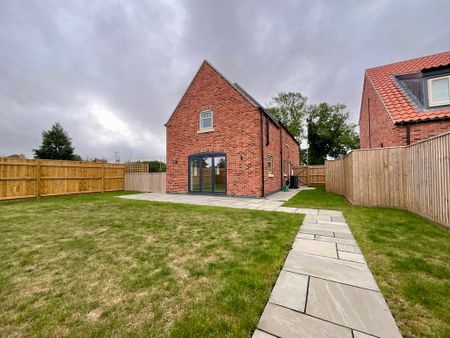 4 bedroom Detached House to let - Photo 2