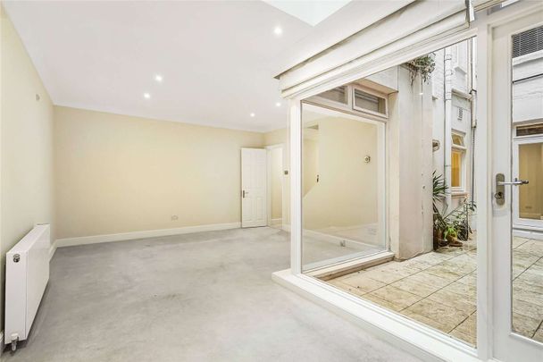 St. George's Square, Pimlico, London, SW1V 3QT - Photo 1