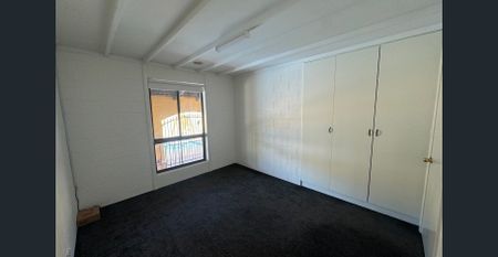 SPACIOUS 5 BEDROOM HOME WITH POOL, SPA & MULTIPLE LIVING AREAS! - Photo 3