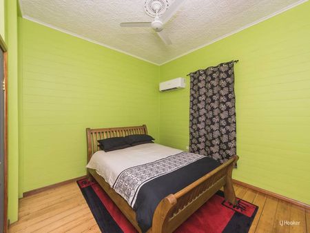 Three bedroom home in convenient location! - Photo 2